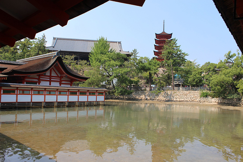 itsukushima-shinto-shrine-183362_1280.jpg